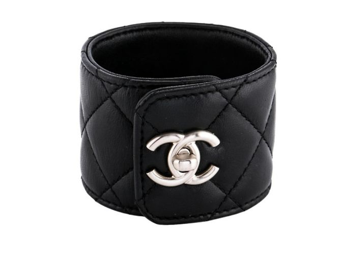 Bracciale Chanel in pelle nera trapuntata Nero