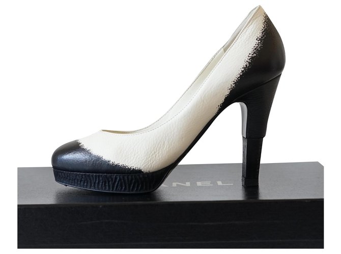 Chanel Heels Black White Leather  ref.231228