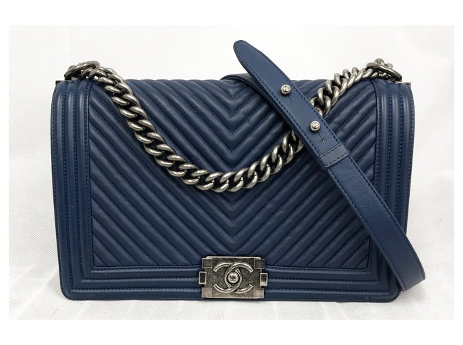 Chanel Boy Blue bag in chevron leather Large Navy blue  ref.231231
