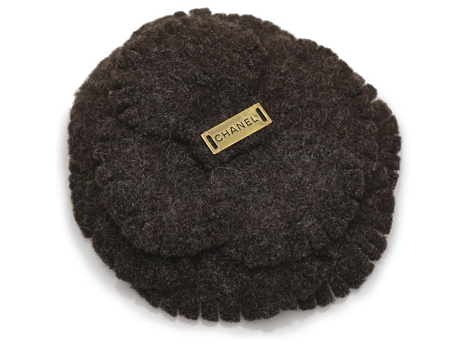 Broche de lana de camelia marrón Chanel Castaño Marrón oscuro Metal Paño  ref.232072