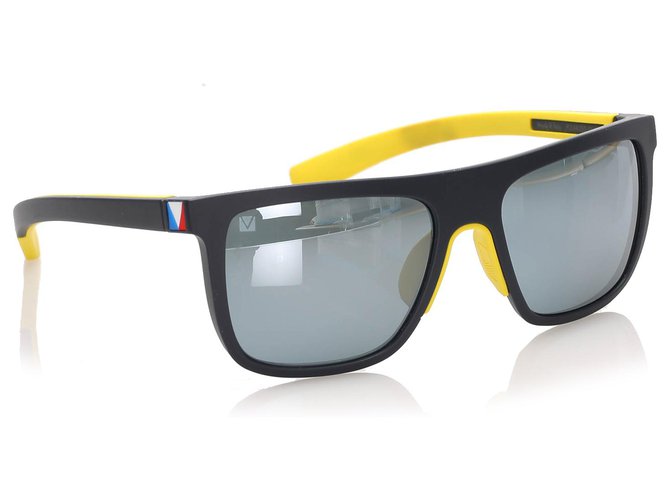 Louis Vuitton gafas de sol redondas tintadas en negro Amarillo Plástico  ref.232456