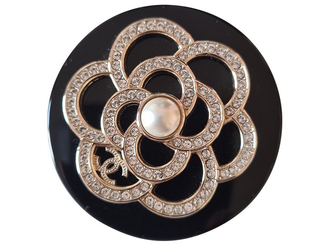 Chanel Pins & brooches Black Resin  ref.232705