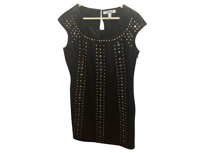 Vestido Chloé de cetim preto com tachas douradas