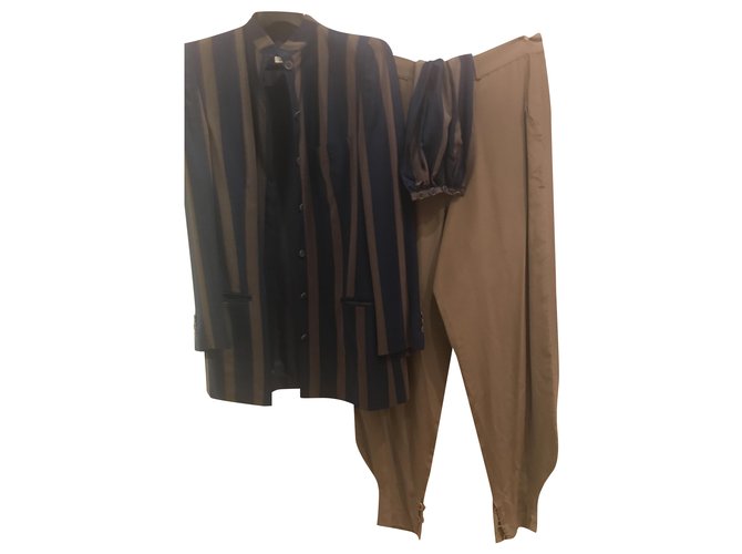 Giorgio Armani Elegante tailleur pantalone in seta Cachi Blu navy  ref.233123