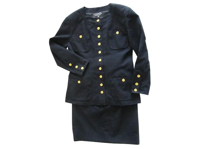 Conjunto de saia Chanel preto de algodão com botões dourados