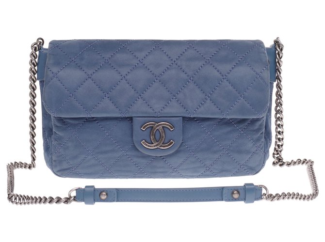 Timeless Bolsa Chanel Classique em couro revestido acolchoado azul, Garniture en métal argenté  ref.233249