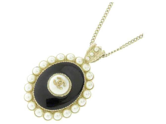 Collier à pendentif avec perle CC blanche Chanel Métal Noir  ref.233751