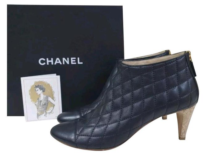 Chanel  Black Leather Logo CC Ankle Boots Booties Sz. 40  ref.233917