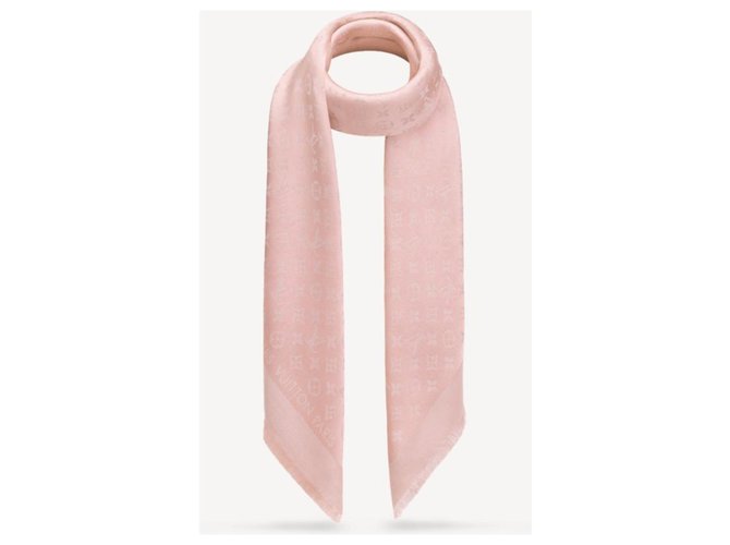 Louis Vuitton M70805 Scialle Monogram Shine Pink Silk Wool ref.234049 -  Joli Closet