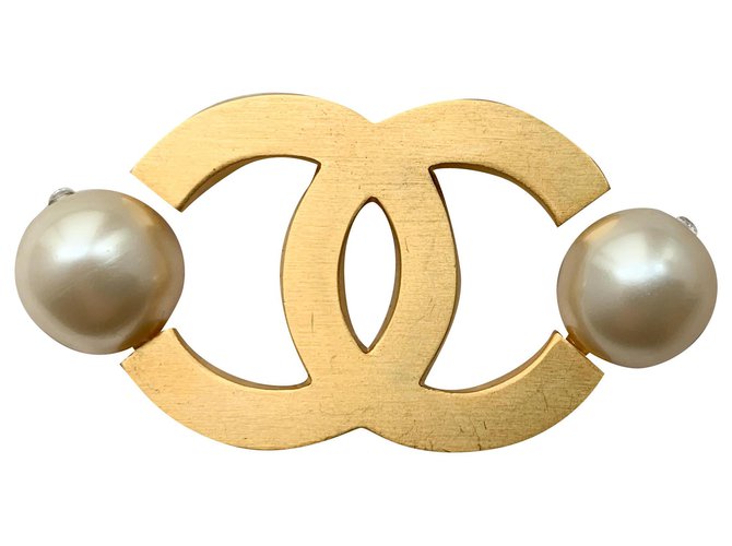 Chanel CC brooch with Swarovski pearls and rhinestones Golden Metal  ref.234575 - Joli Closet