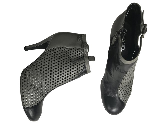 Chanel Botas de cuero bicolor Negro Gris  ref.234886