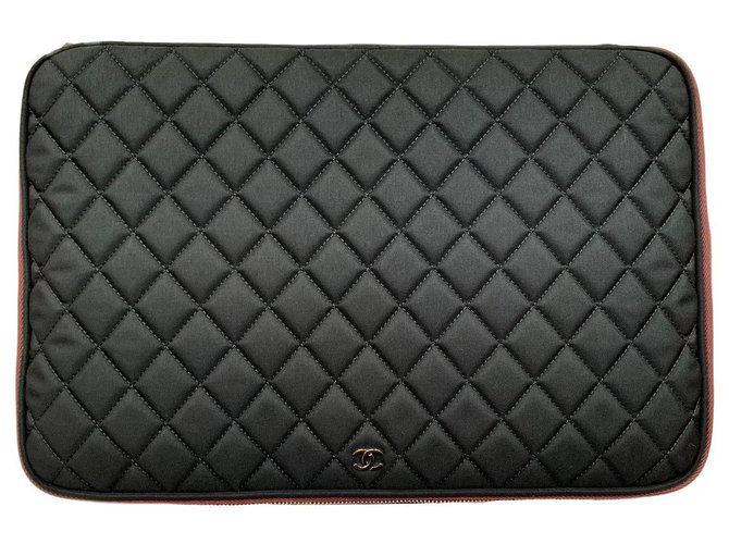 Chanel Estuche grande acolchado nuevo Negro Sintético  ref.234932