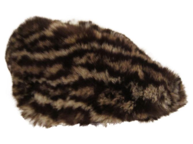 Sombrero de piel marrón oscuro inconnue