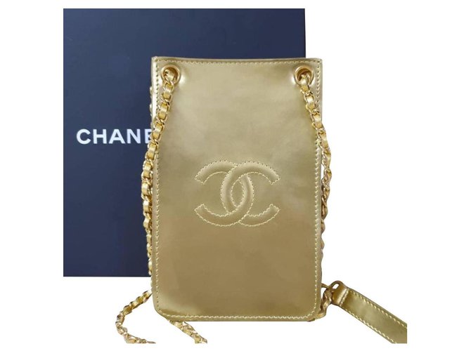 Borsa a tracolla per telefono CC Chanel in vernice oro D'oro Pelle  ref.235143