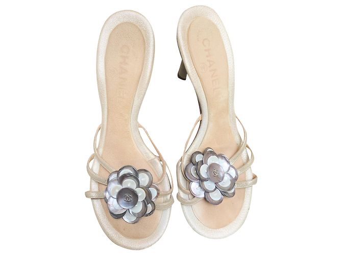 Chanel Mulas douradas com camélia madrepérola Dourado