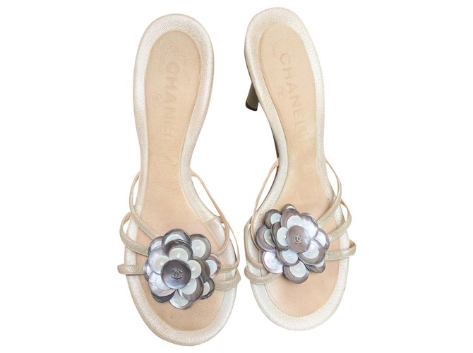 Chanel Mules dorées avec camélia en nacre Cuir  ref.235281