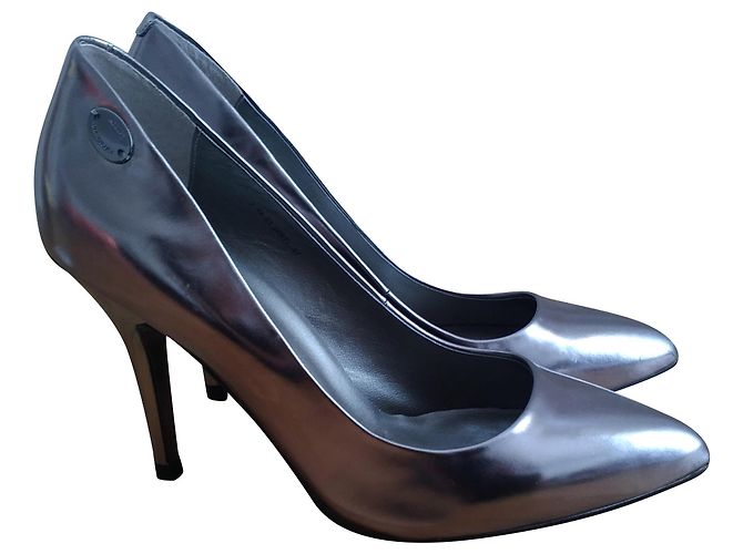 Adolfo Dominguez Metallic Silver Patent Leather Pumps 37 Silvery Grey