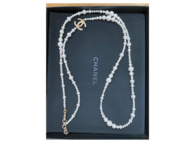 Chanel Colares longos Fora de branco