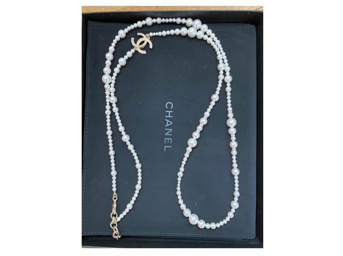 Chanel Collares largos Blanco roto Perla  ref.235849