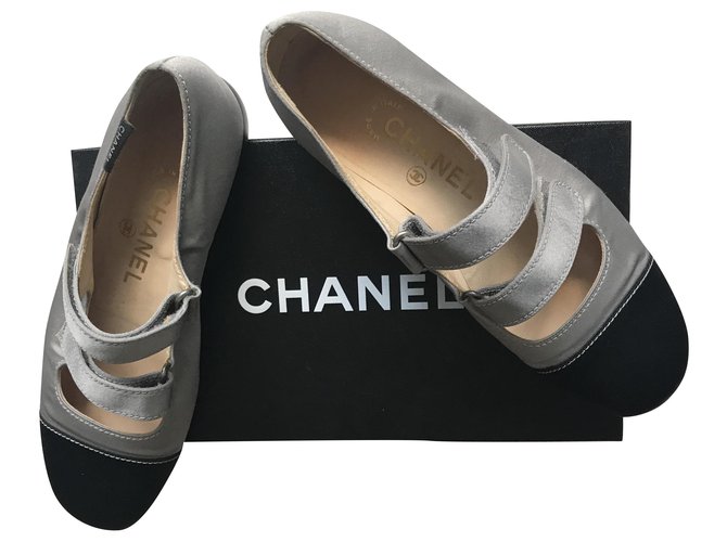 Chanel Sapatilhas Mary Jane Preto Cinza Couro Cetim  ref.236156