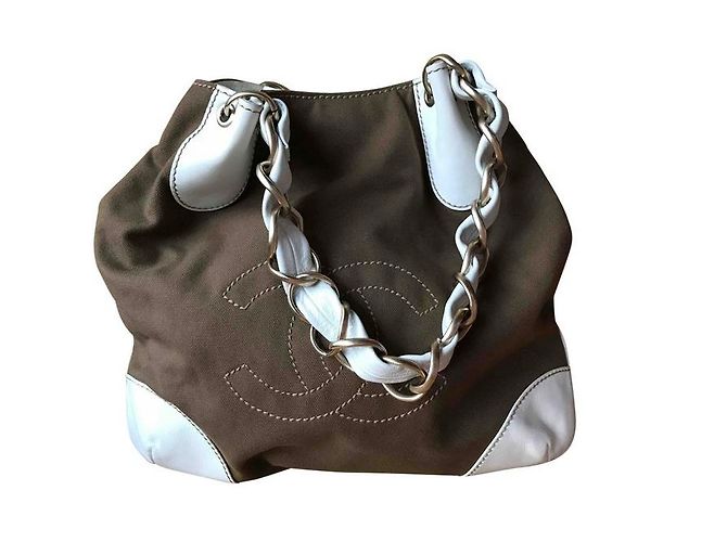 Bolsa Chanel Cáqui e Esbranquiçado em Couro e Lona Caqui Fora de branco