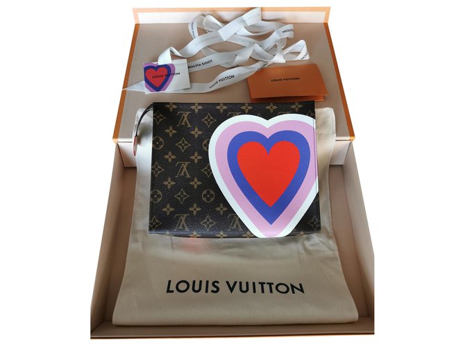 Jogo Louis Vuitton na bolsa Pochette 26cm Marrom Couro  ref.236182