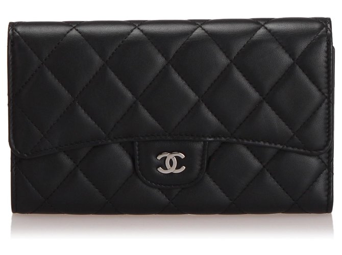 Portafoglio Chanel in pelle nera classica con patta Nero  ref.236531