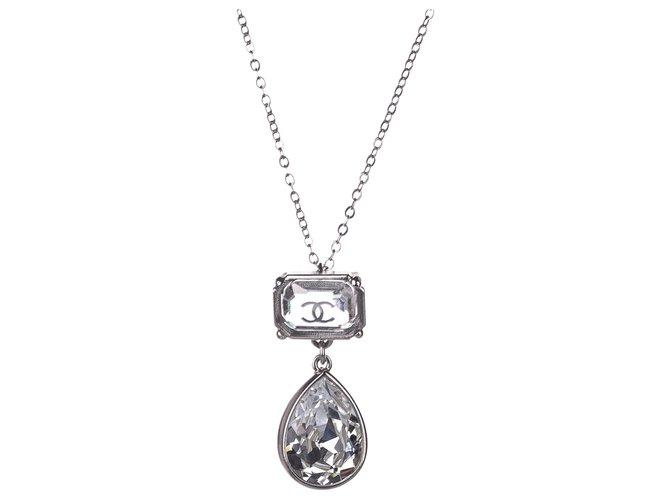 Collier pendentif en forme de larme en strass CC Chanel Silver Métal Plastique Argenté  ref.236552