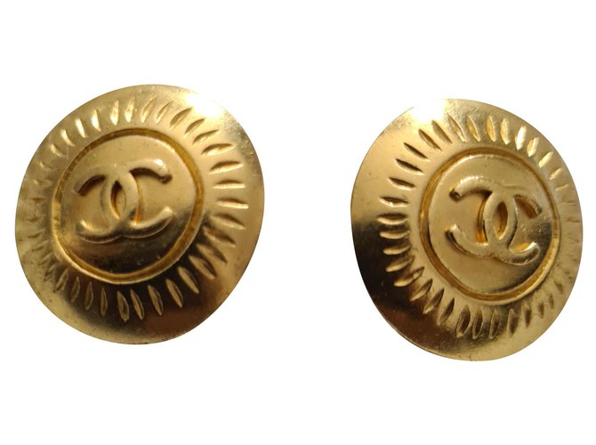 Chanel Brincos Dourado Metal  ref.236879