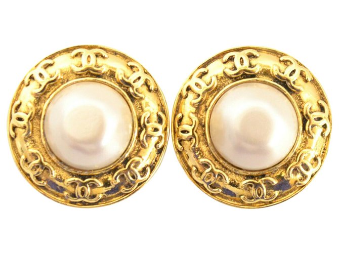 Chanel earring Golden Gold-plated  ref.236900