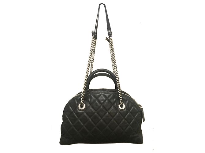 Bolsa de mão Chanel em couro acolchoado preto