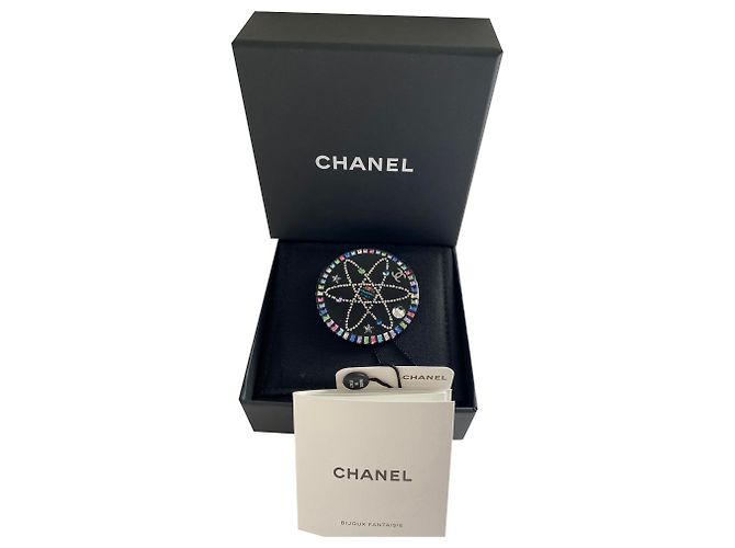 Spilla Chanel Planet in resina . Nero Multicolore