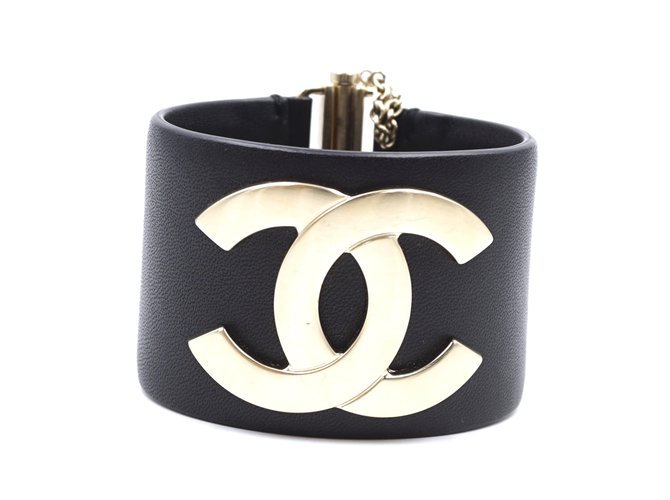 Brazalete con cierre deslizante CC ancho de cuero negro y dorado de Chanel  ref.237815