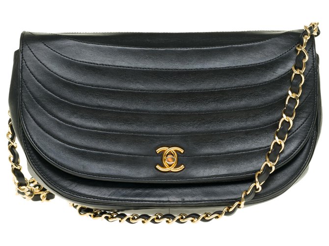 Precioso bolso de mano chanel vintage en media luna en cuero acolchado negro, guarnición en métal doré, En muy buena forma!  ref.237938
