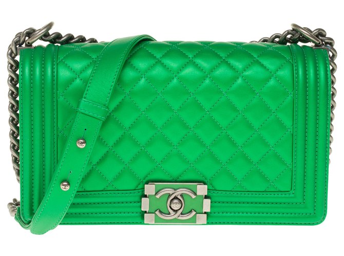 Superb Chanel Boy old medium limited edition handbag in green quilted leather, Garniture en métal argenté  ref.237959