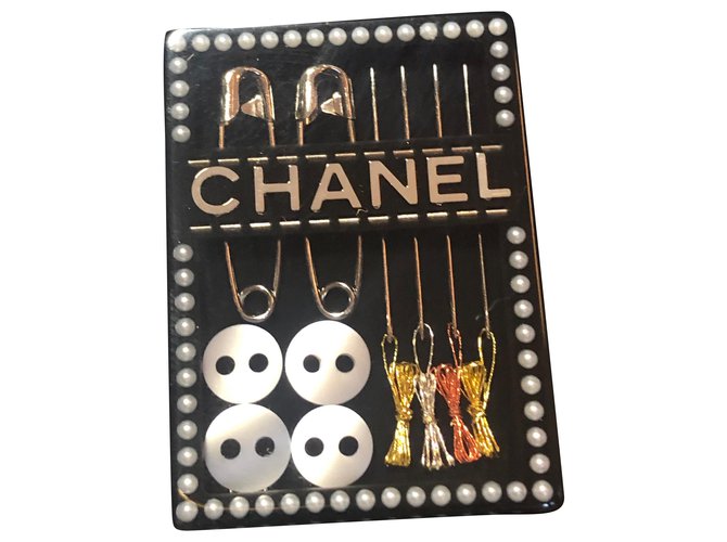 Chanel broche kit de couture Perle Résine Noir  ref.238320