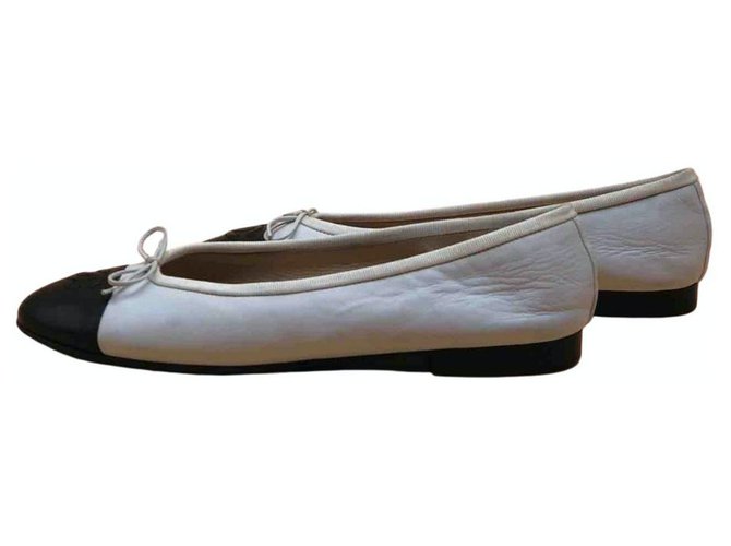 Chanel Zapatillas de ballet Negro Blanco Cuero  ref.238715