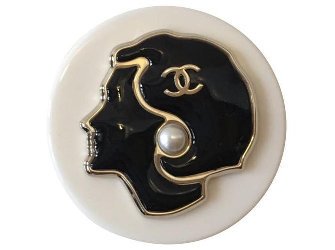 Chanel Pins & brooches Black Beige Resin  ref.239026