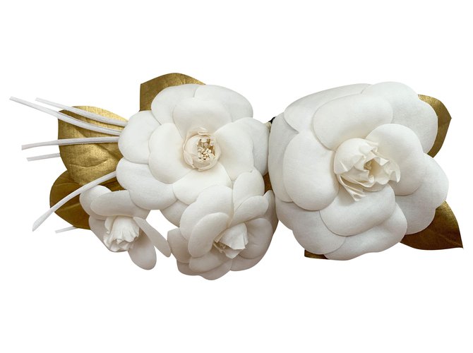 Chanel Broche grande de ramo de camélia Branco Pano  ref.239038