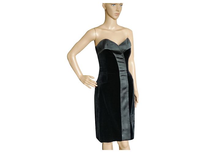 Robe fourreau Yves Saint Laurent en velours noir 