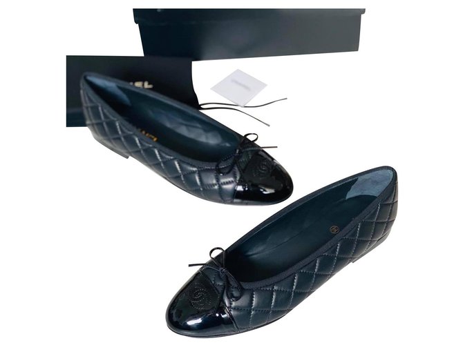 Chanel Zapatillas de ballet Negro Cuero  ref.239365