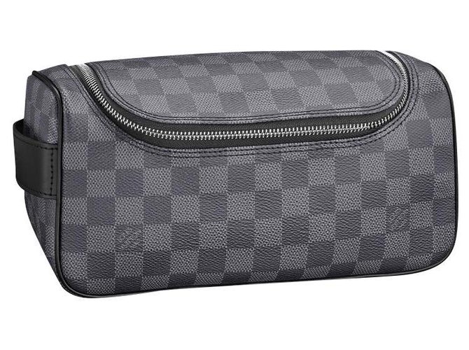 Louis Vuitton Bolsa de artículos de tocador LV nuevo Gris Cuero  ref.239366