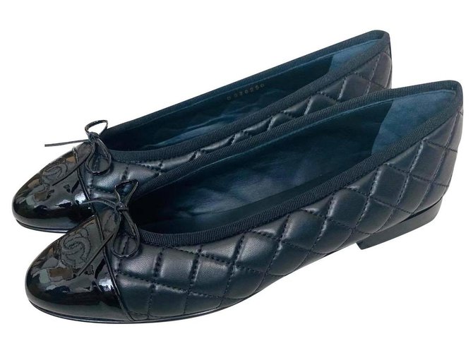 Chanel Zapatillas de ballet Negro Cuero  ref.239369