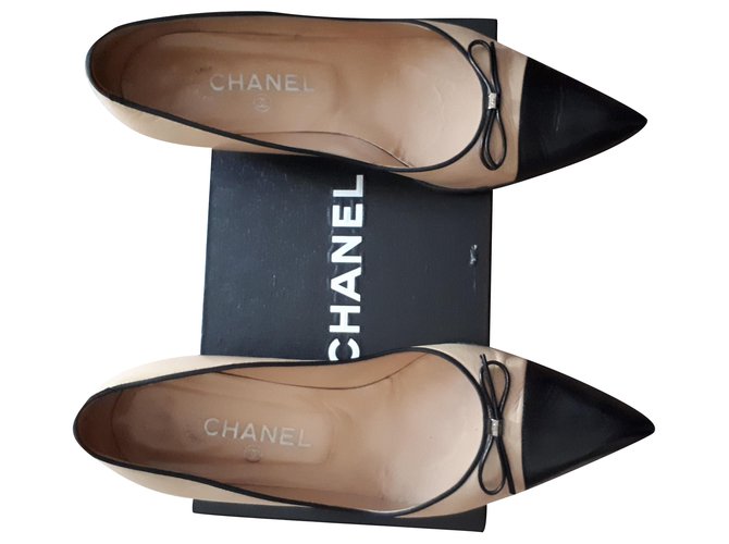Chanel pumps in very good condition Black Cream Leather  ref.239386
