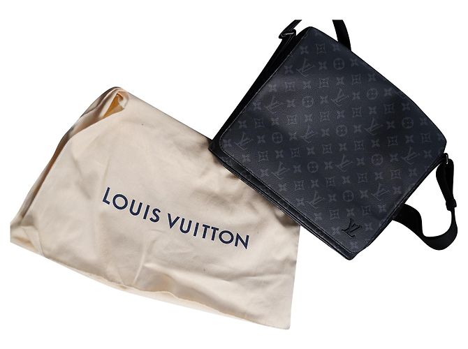 Bolso mensajero Louis Vuitton District MM en cuero negro