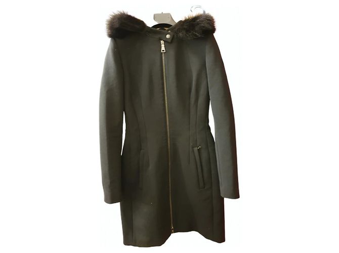 Abrigo Prada negro con capucha de pelo de mapache 