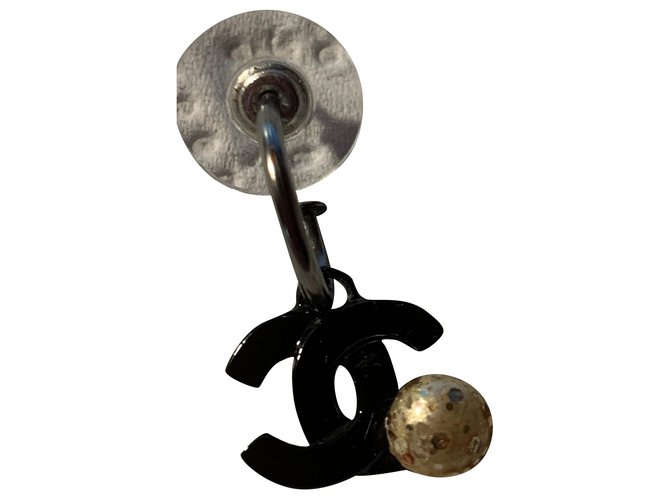 Bellissimi orecchini pendenti Chanel in metallo smaltato nero foderato a forma di C. Placcato argento  ref.239920