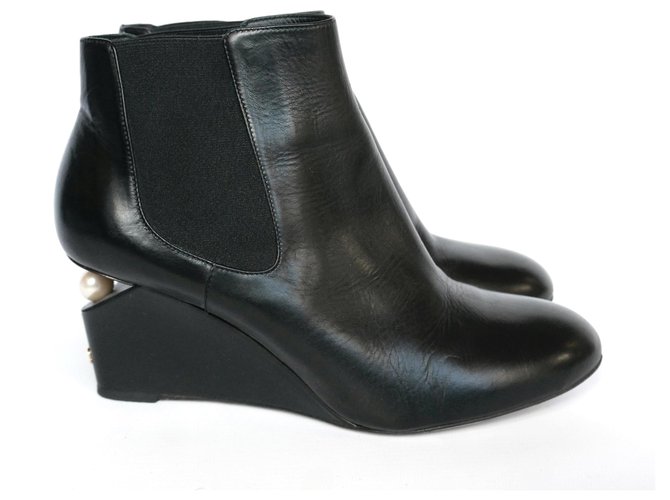 Chanel Pearl Heel Wedge Boots Schwarz Leder  ref.240175