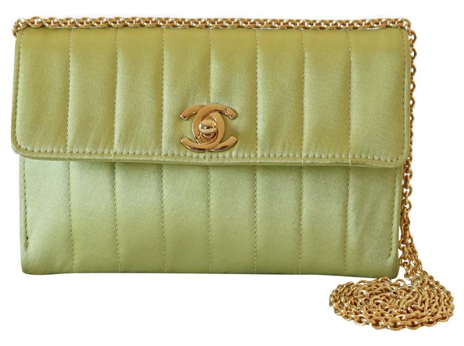 Chanel Bolsos de mano Verde claro Seda  ref.240227
