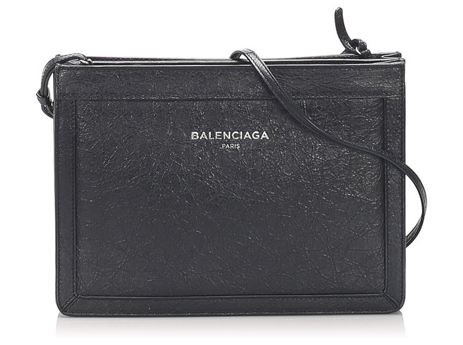 Balenciaga Bolso bandolera de cuero Pochette negro azul marino Becerro  ref.240578